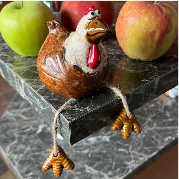 Keramická sliepočka s visiacimi nôžkami – vidiecka dekorácia do kuchyne