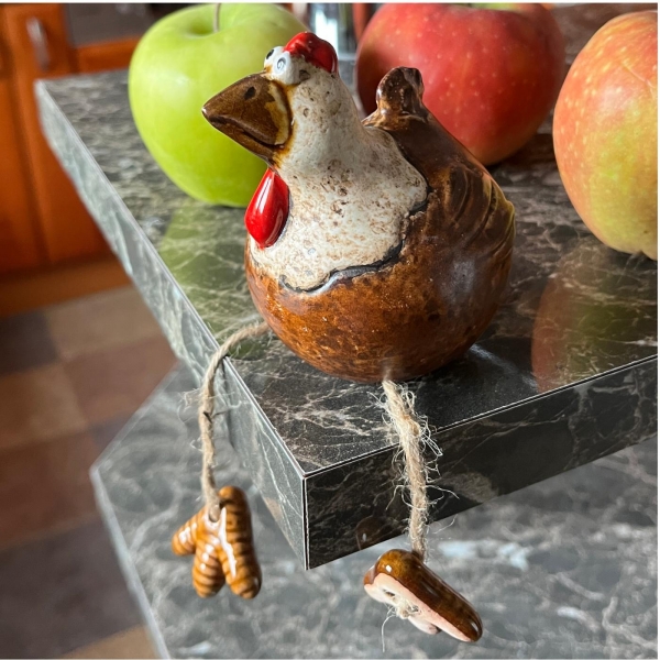 Keramická sliepočka s visiacimi nôžkami – vidiecka dekorácia do kuchyne