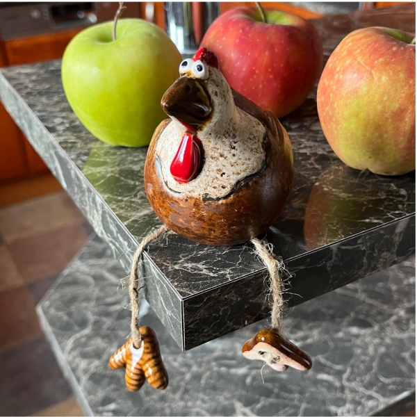 Keramická sliepočka s visiacimi nôžkami – vidiecka dekorácia do kuchyne