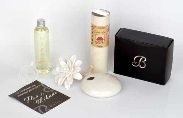 Keramický dizajnový difuzér biely oválny Blanco Frutos Rojos 200ml