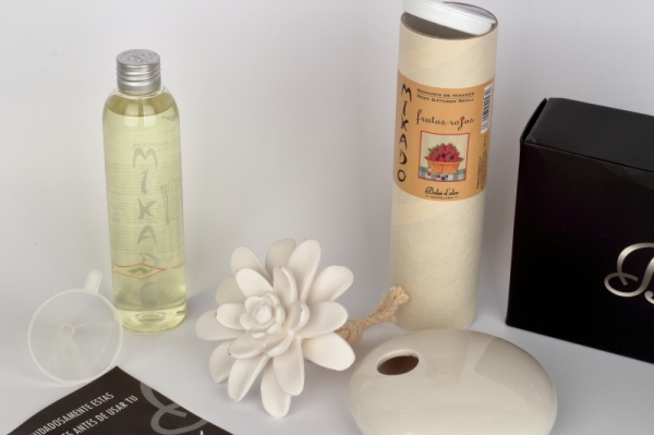 Keramický dizajnový difuzér biely oválny Blanco Frutos Rojos 200ml