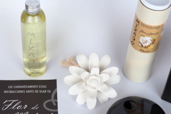 Keramický difuzér čierny oválny červená ruža Negro Flor Blanca 200ml