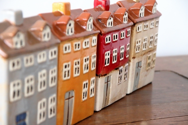 Keramický domček na sviečku 11,5x18,5x8cm C