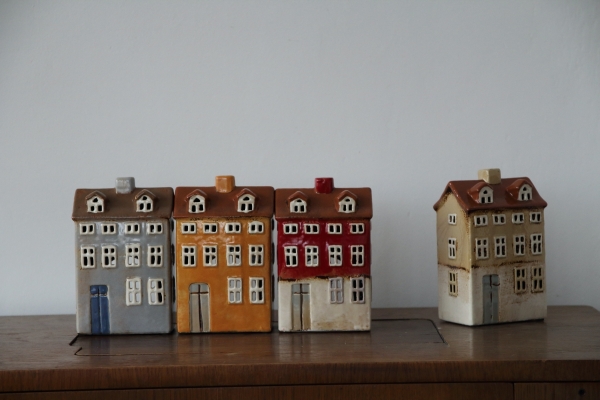 Keramický domček na sviečku 11,5x18,5x8cm C