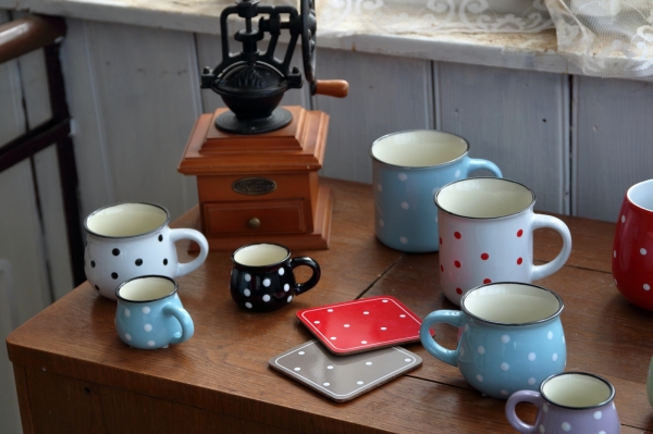 Keramický hrnček čierny s bielymi bodkami 75ml