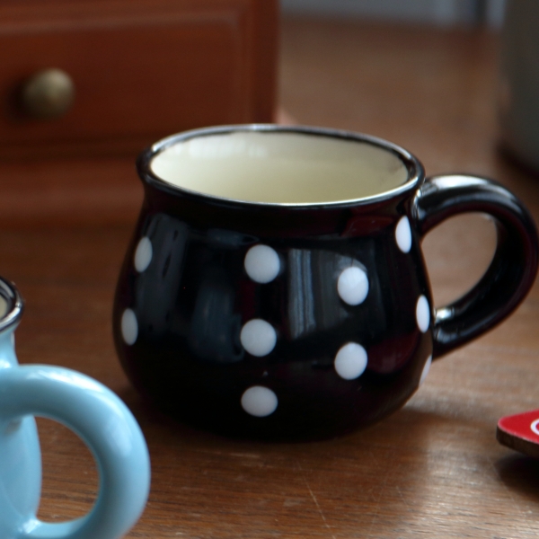 Keramický hrnček čierny s bielymi bodkami 75ml