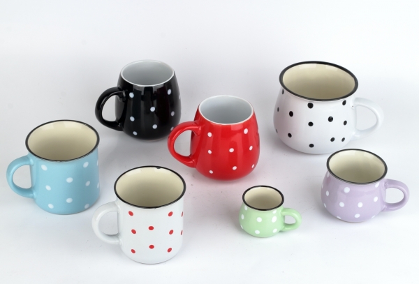 Keramický hrnček rovný biely s červenými bodkami