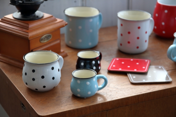 Keramický hrnček s bodkami biely objem 230 ml