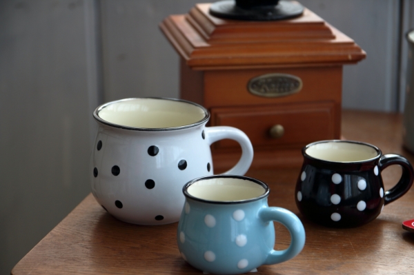 Keramický hrnček s bodkami biely objem 770 ml