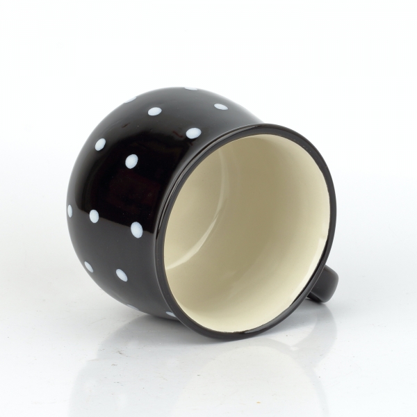 Keramický hrnček s bodkami čierny objem 770 ml