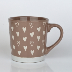 Keramický hrnček so srdiečkami hnedý 450ml