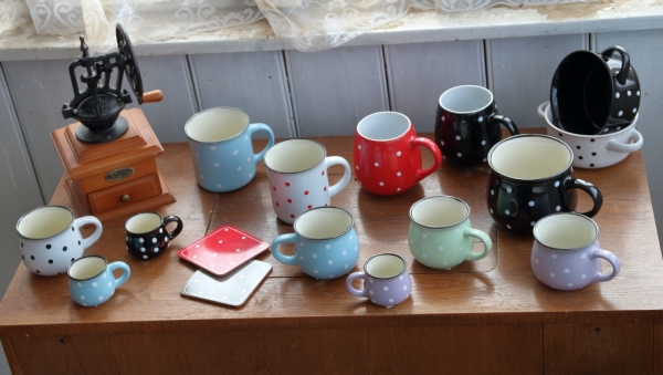 Keramický hrnček svetlo zelený s bielymi bodkami