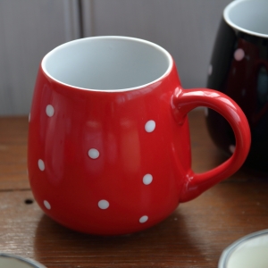 Keramický hrnček väčší červený s bielymi bodkami