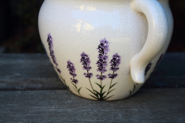 Keramický kvetináč s motívom levandule