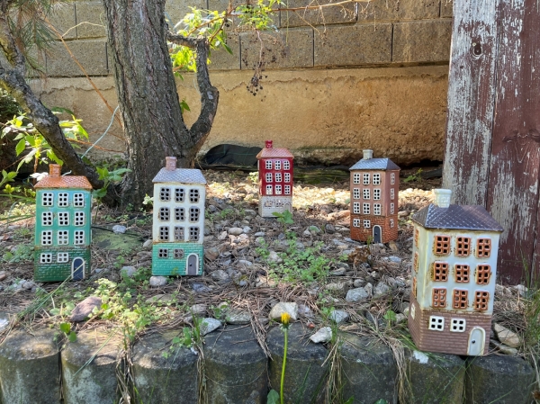 Keramický svietnik domček A 11 x 24,5 x 9,5 cm