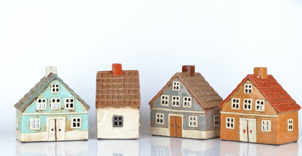 Keramický vianočný domček 8 krémový