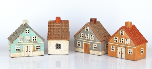 Keramický vianočný domček šedý, hnedá strecha