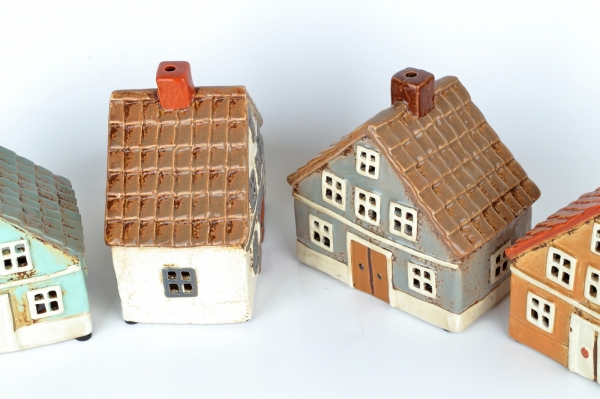 Keramický vianočný domček šedý, hnedá strecha