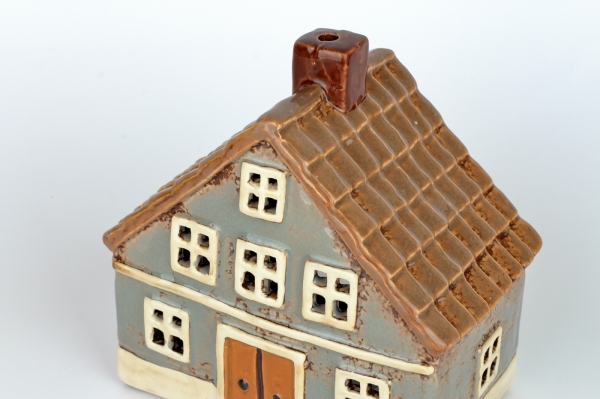 Keramický vianočný domček šedý, hnedá strecha