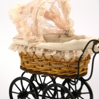 Kočík pre bábiky prútený retro 17x10x20cm