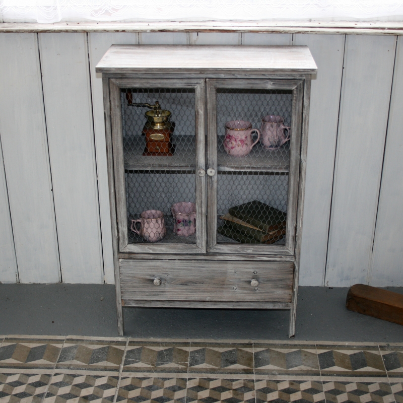 Komoda hnedá s králičím pletivom 60 × 89 × 30 cm