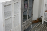 Komoda hnedá s králičím pletivom 60 × 89 × 30 cm