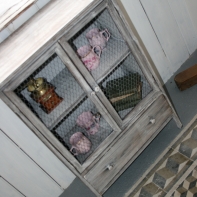 Komoda hnedá s králičím pletivom 60 × 89 × 30 cm