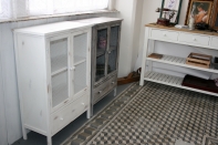 Komoda hnedá s králičím pletivom 60 × 89 × 30 cm