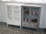 Komoda hnedá s králičím pletivom 60 × 89 × 30 cm