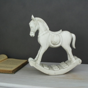 Koník hojdací biely 23x20cm