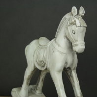 Koník hojdací biely 23x20cm