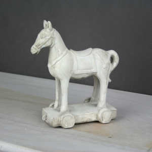 Koník na podstavci biely 23x21cm