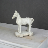 Koník na podstavci biely 23x21cm