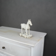 Koník na podstavci biely 23x21cm