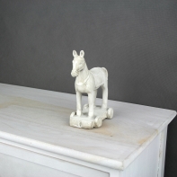 Koník na podstavci biely 23x21cm