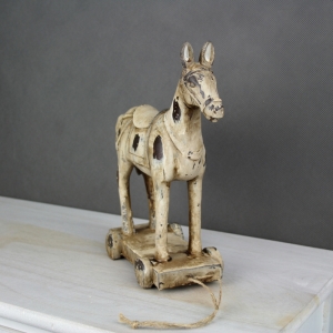 Koník na podstavci hnedý 23x21cm