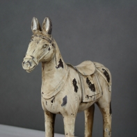 Koník na podstavci hnedý 23x21cm