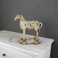 Koník na podstavci hnedý 23x21cm