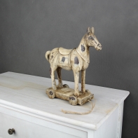 Koník na podstavci hnedý 23x21cm