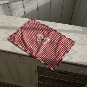 Kockované prestieranie so srdcom červené 48x33cm