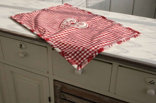 Kockované prestieranie so srdcom červené 48x33cm