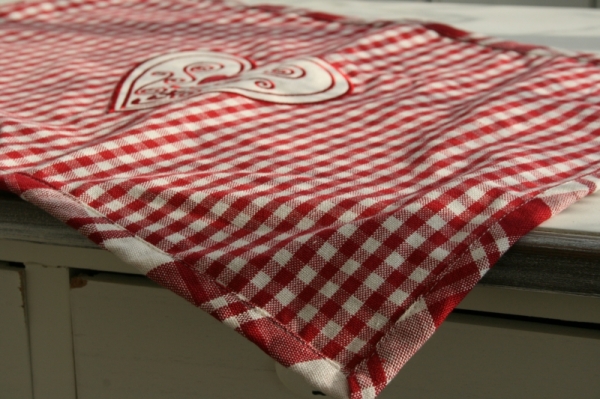 Kockované prestieranie so srdcom červené 48x33cm