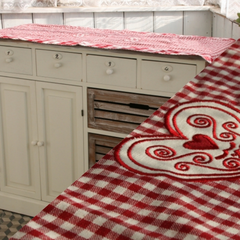 Kockovaný obrus behúň so srdcom 140x45cm