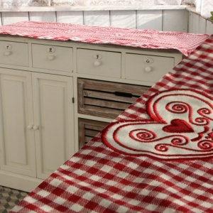 Kockovaný obrus behúň so srdcom 140x45cm