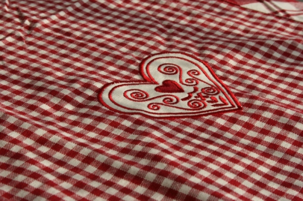 Kockovaný obrus behúň so srdcom 140x45cm