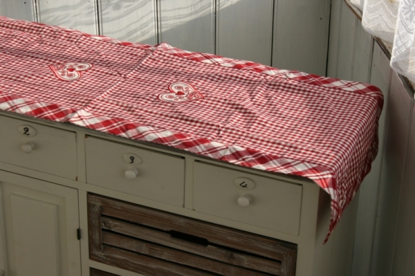 Kockovaný obrus behúň so srdcom 140x45cm