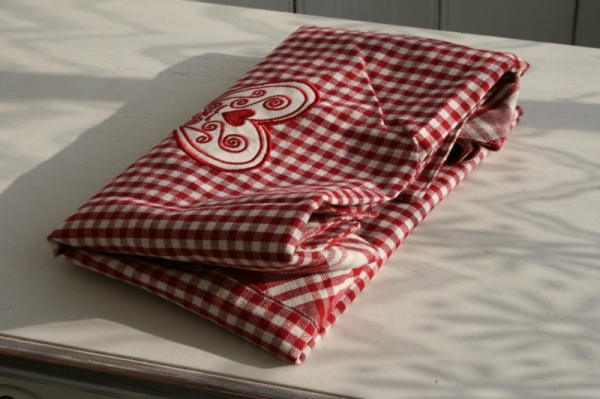 Kockovaný obrus behúň so srdcom 140x45cm