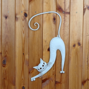 Kovová dekorácia na stenu mačka biela 25x49cm