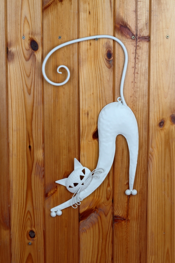 Kovová dekorácia na stenu mačka biela 25x49cm