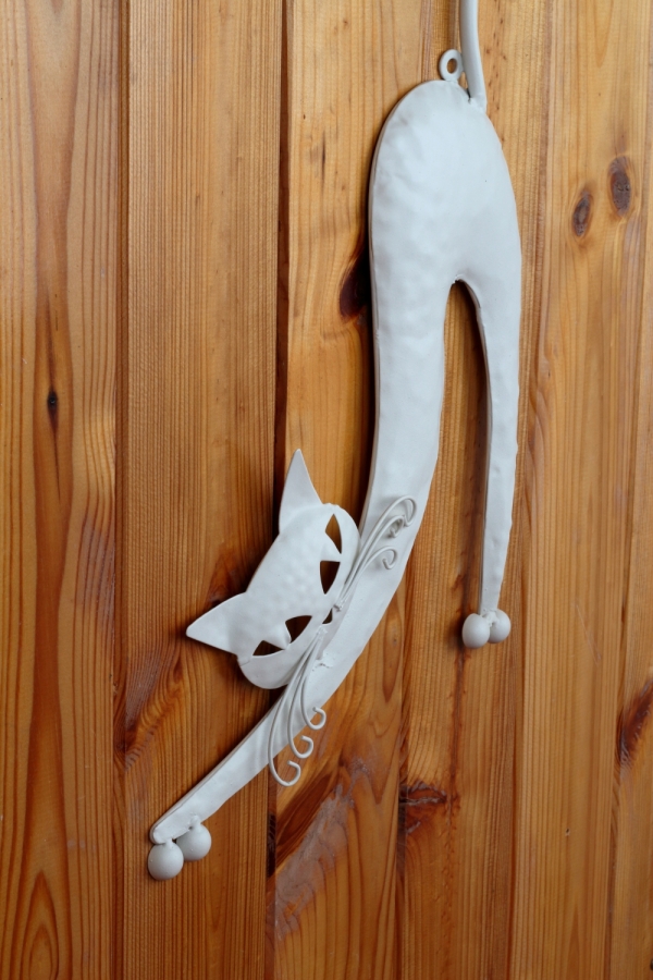 Kovová dekorácia na stenu mačka biela 25x49cm